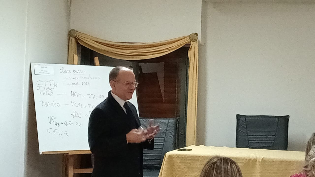 Profesional bioquimico dando una conferencia