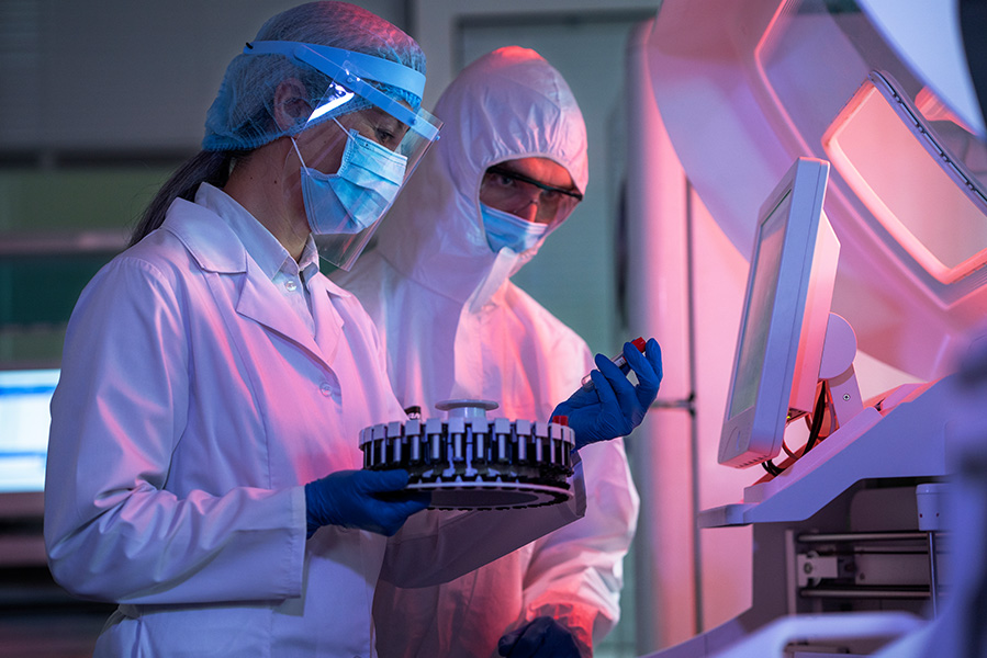 Profesionales bioquimicos analizando muestras